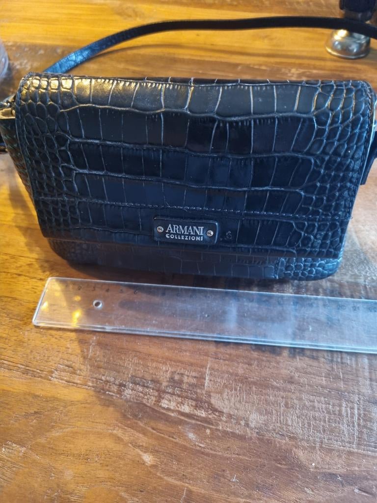 Zwarte Armani tasje, Ophalen