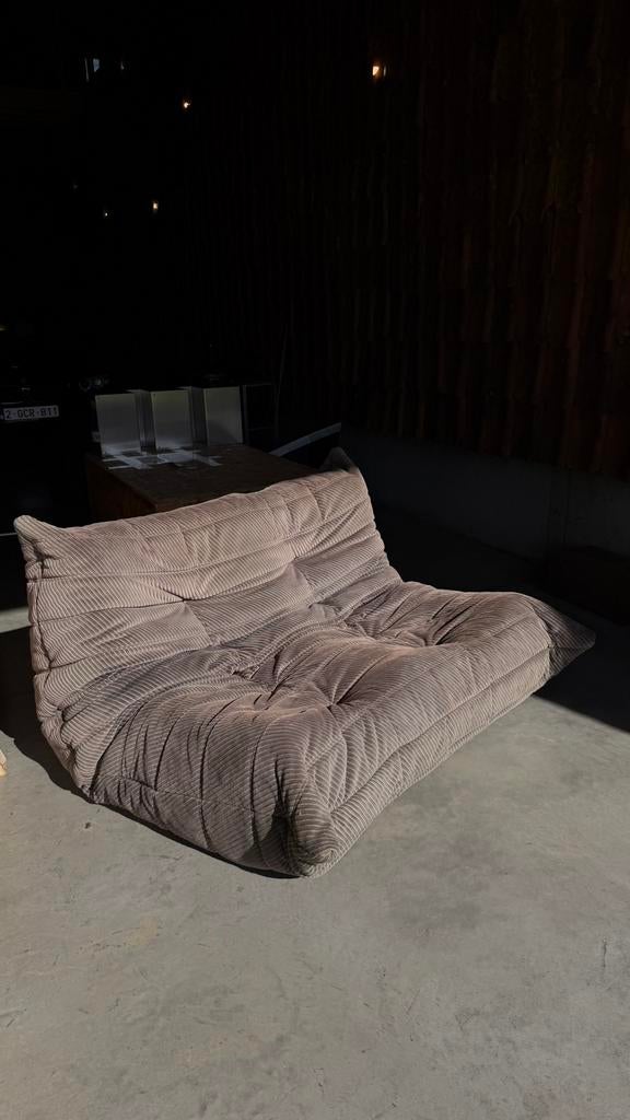 Ligne Roset Togo 2-zits bank in ribfluweel, Huis en Inrichting, Zetels | Complete zithoeken, Zo goed als nieuw, Ophalen