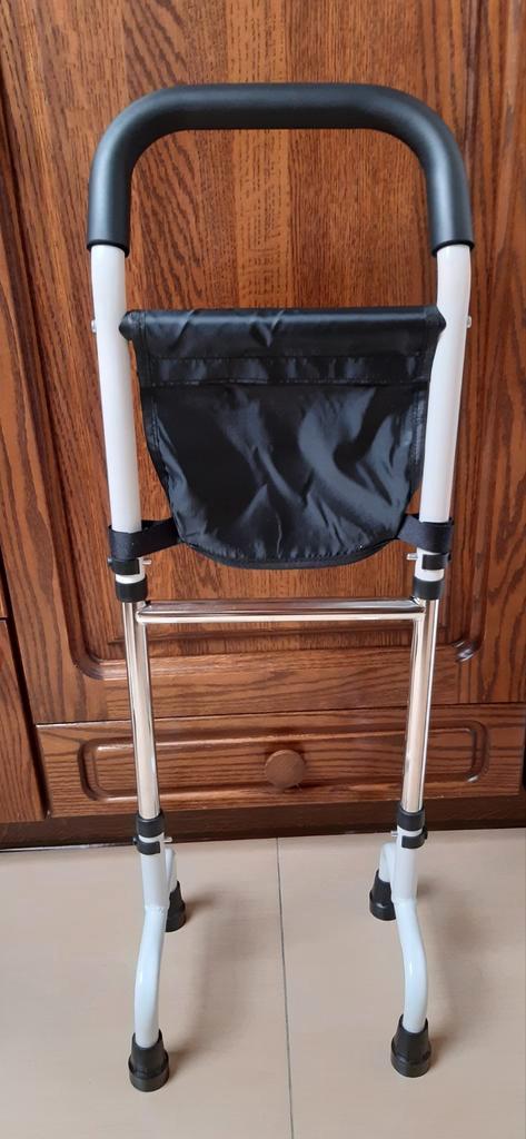 Canne 4 pieds. Neuf, Divers, Matériel Infirmier, Neuf, Enlèvement