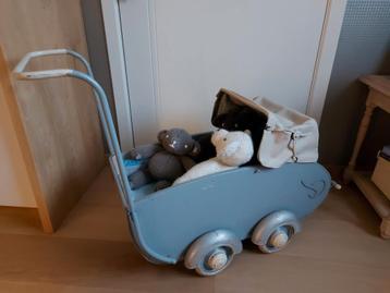 Vintage kinderwagen als decoratie beschikbaar voor biedingen