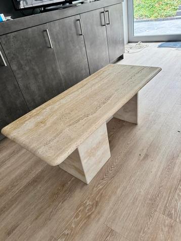 Originele travertin salontafel beschikbaar voor biedingen