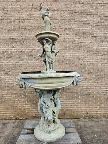 Bronzen fontein met zeer veel figuren 2,70 M lees zoekertje