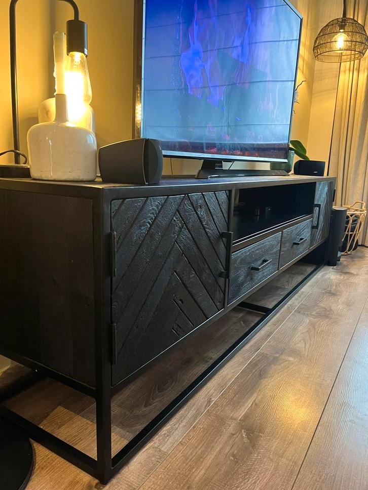 Zwarte visgraat/mangohout tv-kast FLOOR, Huis en Inrichting, Kasten |Televisiemeubels, Zo goed als nieuw, Minder dan 100 cm, 200 cm of meer