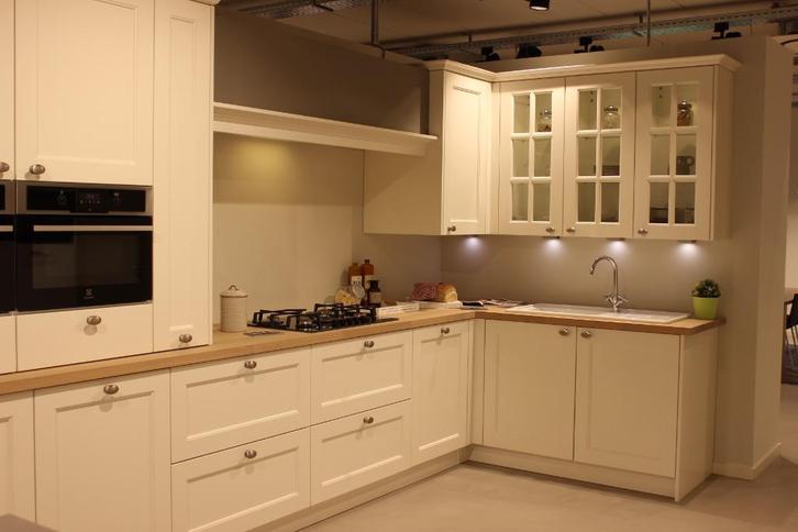 Hoekkeuken met kaderdeur lak, Huis en Inrichting, Keuken | Keukenelementen, Nieuw, 200 cm of meer, 200 cm of meer, 50 tot 75 cm