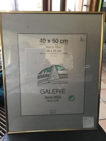 Kader goudkleurig beschikbaar voor biedingen
