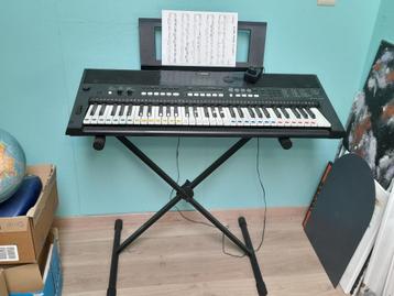 Clavier Yamaha PSR E433+pieds pliables+partitions