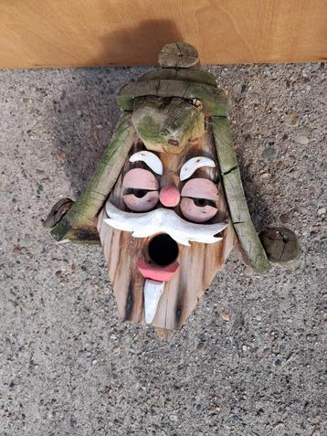 houten vogelhuisje in de vorm van een leuk gezicht beschikbaar voor biedingen