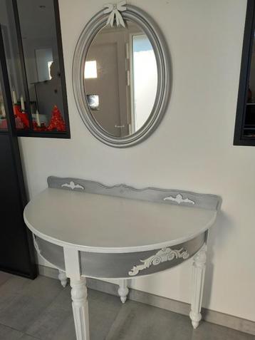 Console de style avec miroir.