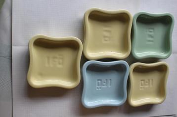 Vide-poches carré vintage en faïence beschikbaar voor biedingen