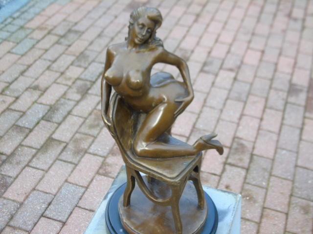 naakte vrouw op een bronzen stoel gesigneerd NICK., Antiek en Kunst, Antiek | Brons en Koper, Brons, Ophalen of Verzenden