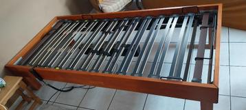 Bed met elektrische lattenbodem beschikbaar voor biedingen