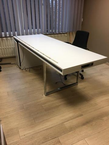 bureau beschikbaar voor biedingen