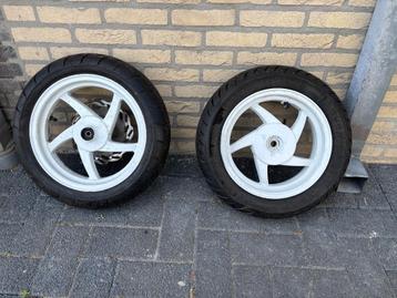 2 scooterbanden op alu velg beschikbaar voor biedingen