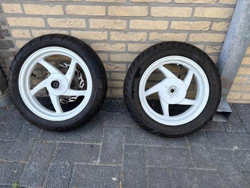 2 scooterbanden op alu velg, Fietsen en Brommers, Brommeronderdelen | Scooters, Zo goed als nieuw, Ophalen