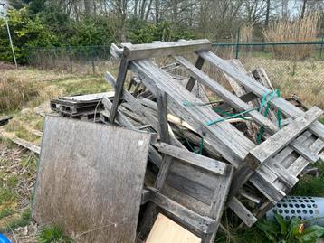 Gratis afval stook hout  beschikbaar voor biedingen