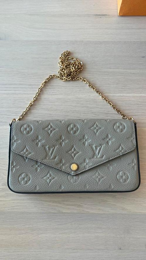 Louis vuitton pochette felicie handtas, Handtassen en Accessoires, Tassen | Damestassen, Zo goed als nieuw, Schoudertasje, Beige