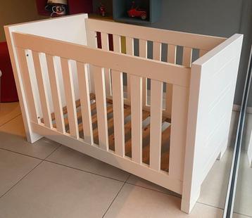 Lit bébé, matelas inclus disponible aux enchères