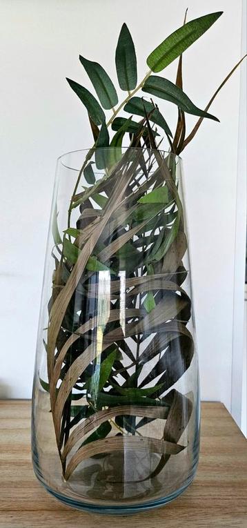 Te koop een nieuwe grote glazen vaas beschikbaar voor biedingen
