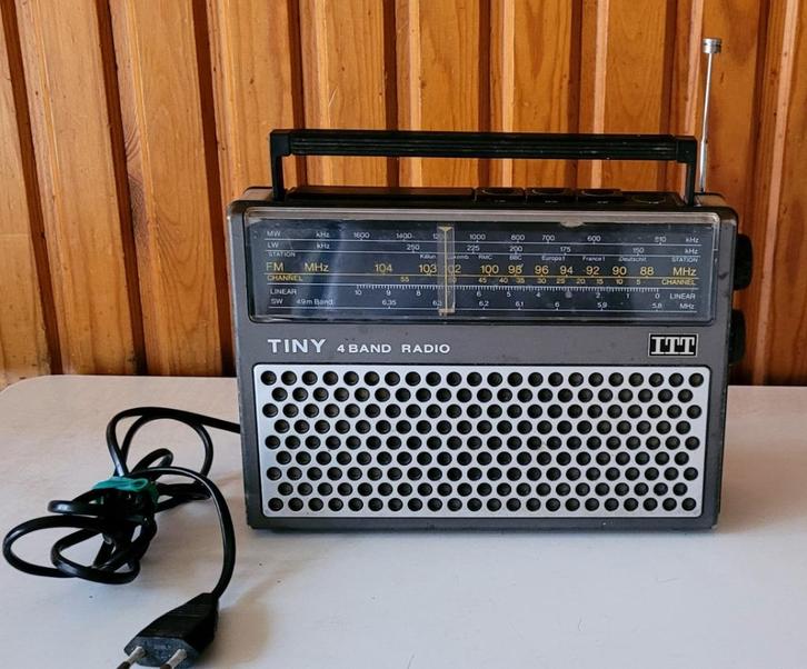 ITT Tiny 109B 4 Band draagbare transistor radio, Audio, Tv en Foto, Radio's, Gebruikt, Radio, Ophalen of Verzenden