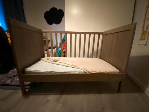 IKEA Sundvik babybed + matras, Enfants & Bébés, Chambre d'enfant | Lits, Comme neuf, Moins de 140 cm, Moins de 70 cm, Matelas