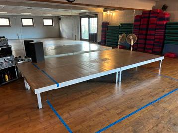 4 podiumpanelen 2m x 1m (8m2), 40cm hoogte beschikbaar voor biedingen