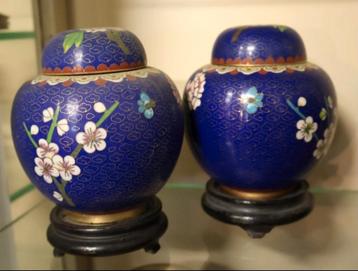 2 oude CLOISONNE vaasjes met deksel en voetstuk beschikbaar voor biedingen