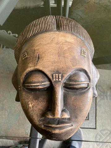 Zwaar houten Afrikaans masker beschikbaar voor biedingen