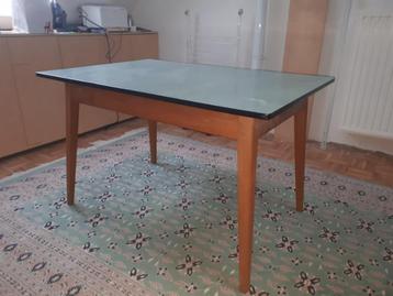 Retro vintage tafel beschikbaar voor biedingen