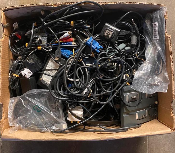 Doos vol kabels en voedingen – diverse types, Audio, Tv en Foto, Audiokabels en Televisiekabels, Gebruikt, Overige kabels, Ophalen