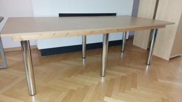 Grote vergadertafel beschikbaar voor biedingen