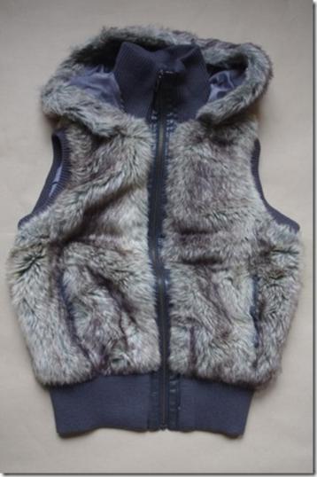 Bodywarmer in pels met kap beschikbaar voor biedingen