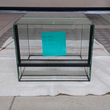 Terrarium 20x25x25 beschikbaar voor biedingen