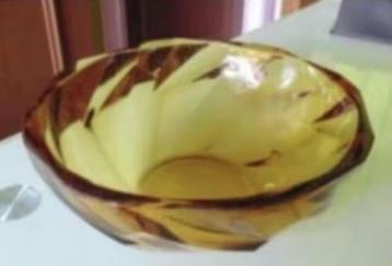Zeer oude amberkleurige glazen saladeschaal beschikbaar voor biedingen