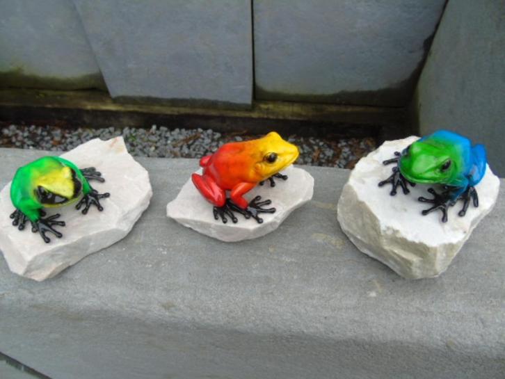 Exotisch kikkerbeeldje in brons op steen, set van 3, Tuin en Terras, Tuinbeelden, Nieuw, Dierenbeeld, Overige materialen, Ophalen