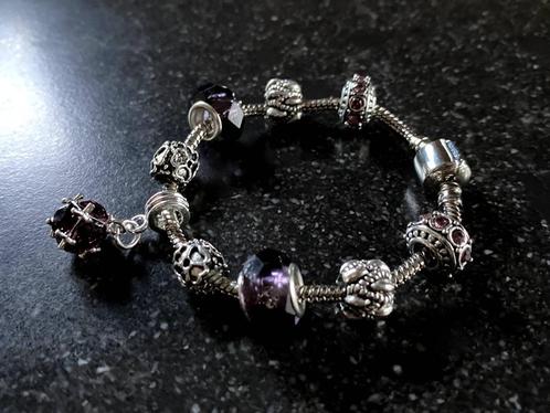 Superbe bracelet aux accents violets, NOUVEAU, Bijoux, Sacs & Beauté, Bracelets, Neuf, Violet, Avec bracelets à breloques ou perles