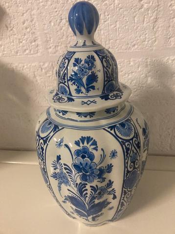 Handbeschilderde Royal Delft dekselvaas – 35 cm, begin 1900. beschikbaar voor biedingen