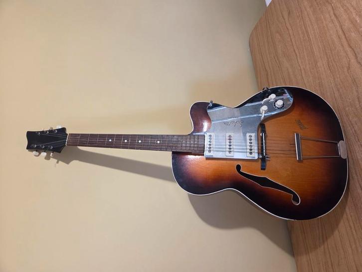 Vintage klira archetop gitaar. Met schaller pickup systeem, Muziek en Instrumenten, Snaarinstrumenten | Gitaren | Elektrisch, Gebruikt