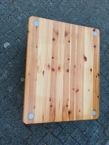 Houten salontafel beschikbaar voor biedingen