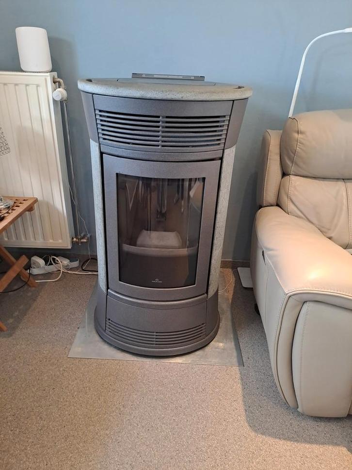 Pelletkachel in zeer goede staat. Inclusief +- 20 zakken pel, Huis en Inrichting, Kachels, Zo goed als nieuw, Pelletkachel, Ophalen