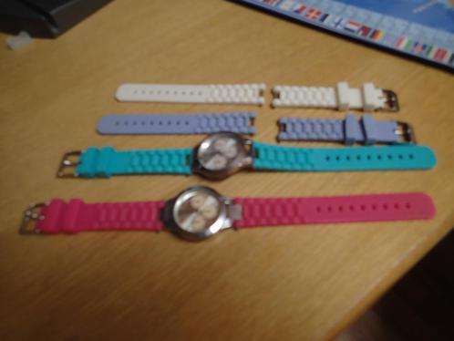 Montre + 2 bracelets en silicone, Handtassen en Accessoires, Horloges | Dames, Gebruikt, Staal, Kunststof, Ophalen of Verzenden