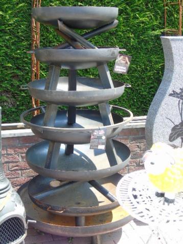 vuurpot met metalen kom met smeedijzeren handgrepen en voet, beschikbaar voor biedingen