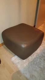Pouf / repose-pieds --  DOIT PARTIR!, Maison & Meubles, Carré, Enlèvement, Utilisé, 50 à 75 cm