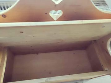 Banc en bois (Coffre) disponible aux enchères