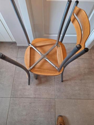 4 mooie keukenstoelen beschikbaar voor biedingen
