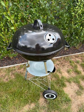 Bbq op houtskool beschikbaar voor biedingen