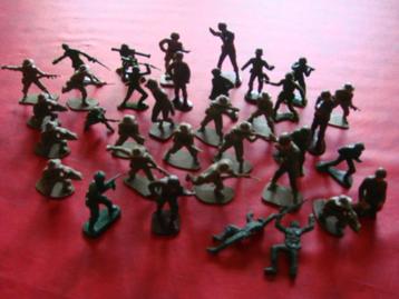 35 figurines diverses. Plastique . Militaires"Vintage". beschikbaar voor biedingen