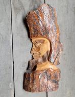 Visage sculpté dans une écorce, Enlèvement ou Envoi
