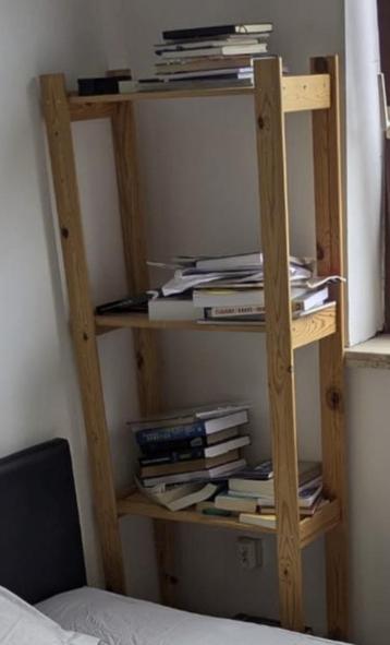 Houten boek rekje beschikbaar voor biedingen