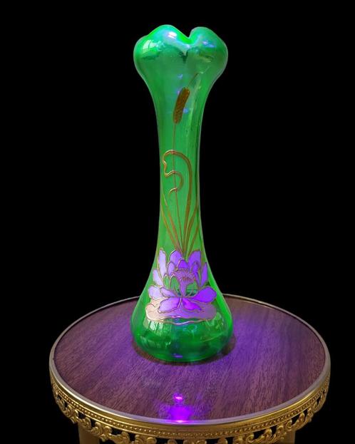 Vase art nouveau en uranium ou en vert Anna, décor, fleurs,, Antiquités & Art, Antiquités | Verre & Cristal, Enlèvement ou Envoi