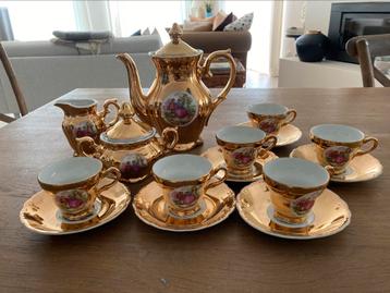 Oud theeserviesje in goud beschikbaar voor biedingen